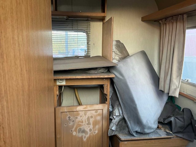 Oude caravan - afbeelding 4 van  9