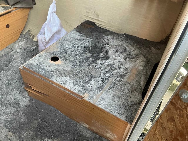 Oude caravan - afbeelding 5 van  9