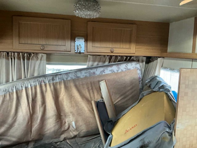 Oude caravan - afbeelding 6 van  9