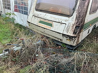 Oude caravan - afbeelding 2 van  2