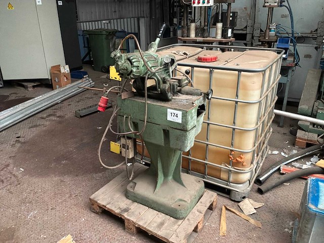 Oude cirkelzaagmachine - afbeelding 1 van  6