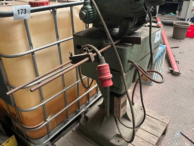 Oude cirkelzaagmachine - afbeelding 4 van  6