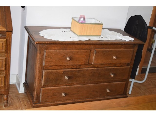 Oude commode met spiegel en dekenkist - afbeelding 1 van  5