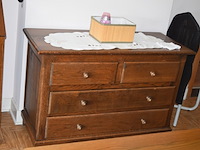 Oude commode met spiegel en dekenkist - afbeelding 1 van  5