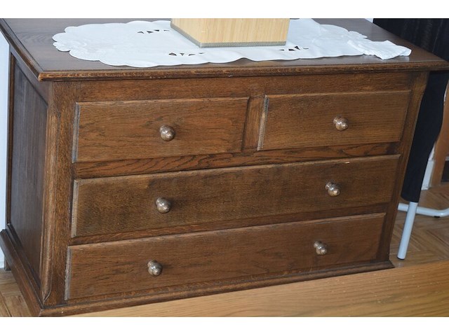 Oude commode met spiegel en dekenkist - afbeelding 2 van  5