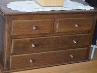 Oude commode met spiegel en dekenkist - afbeelding 2 van  5