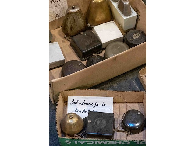 Oude deurbellen en transfo's - afbeelding 2 van  2