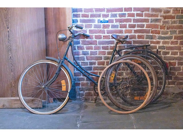 Oude fiets en 2 houten fietswielen - afbeelding 1 van  2