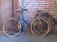 Oude fiets en 2 houten fietswielen - afbeelding 1 van  2