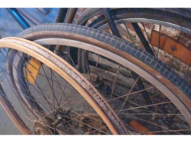 Oude fiets en 2 houten fietswielen - afbeelding 2 van  2