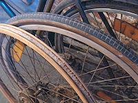 Oude fiets en 2 houten fietswielen - afbeelding 2 van  2