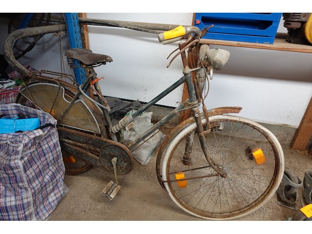 Oude fiets 'rally' - afbeelding 1 van  5