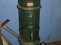 Oude gietijzeren pomp h=107cm opnieuw gepoederlakt - afbeelding 1 van  3