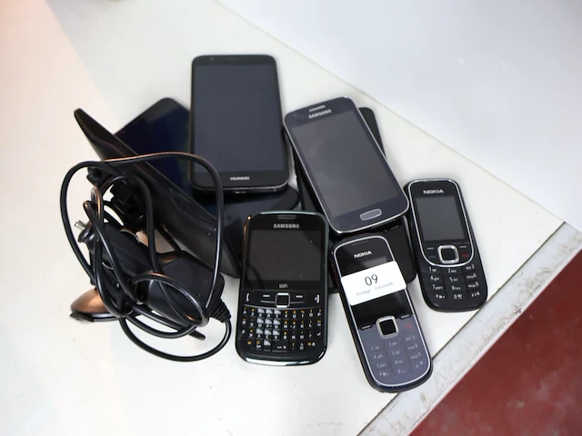 Oude gsm (x7) - afbeelding 1 van  4