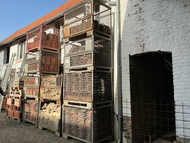 Oude handvorm pannen rood & zwart. dakmateriaal (500x) - afbeelding 1 van  9