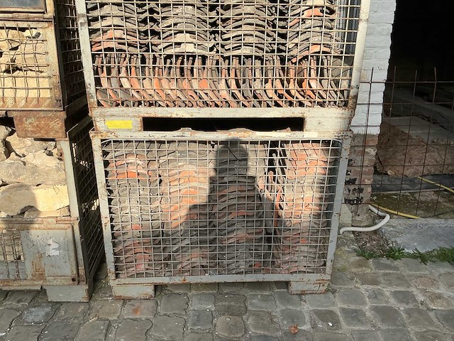 Oude handvorm pannen rood & zwart. dakmateriaal (500x) - afbeelding 2 van  9