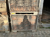 Oude handvorm pannen rood & zwart. dakmateriaal (500x) - afbeelding 2 van  9