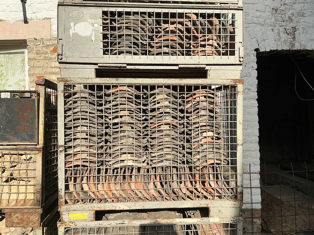 Oude handvorm pannen rood & zwart. dakmateriaal (500x) - afbeelding 3 van  9