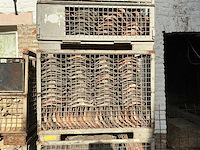 Oude handvorm pannen rood & zwart. dakmateriaal (500x) - afbeelding 3 van  9