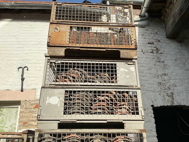 Oude handvorm pannen rood & zwart. dakmateriaal (500x) - afbeelding 4 van  9