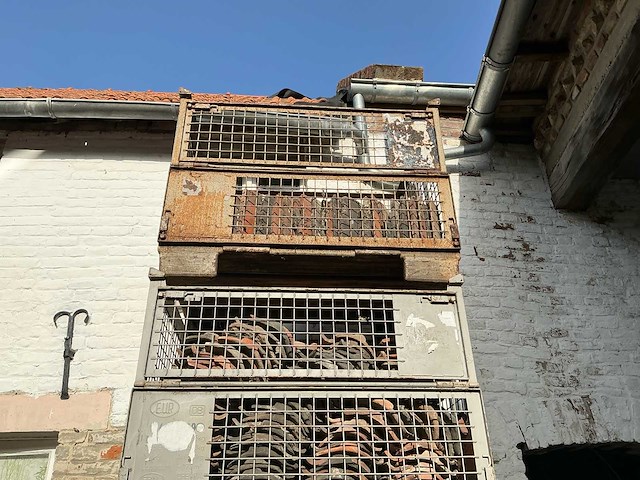 Oude handvorm pannen rood & zwart. dakmateriaal (500x) - afbeelding 5 van  9