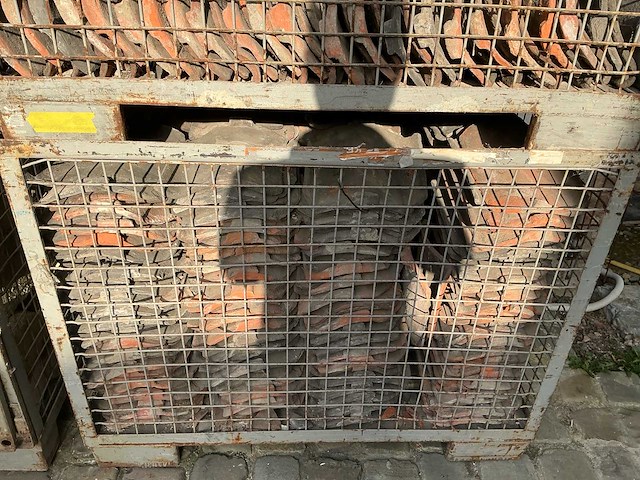 Oude handvorm pannen rood & zwart. dakmateriaal (500x) - afbeelding 9 van  9