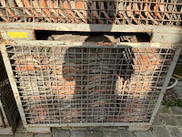 Oude handvorm pannen rood & zwart. dakmateriaal (500x) - afbeelding 9 van  9