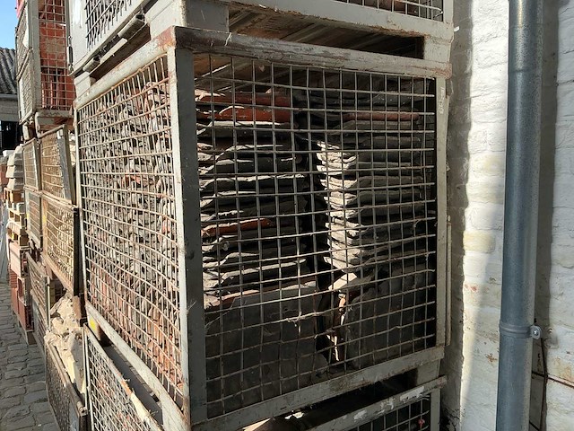 Oude handvorm pannen rood & zwart. dakmateriaal (500x) - afbeelding 6 van  9