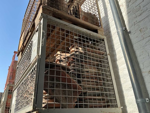 Oude handvorm pannen rood & zwart. dakmateriaal (500x) - afbeelding 7 van  9