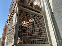 Oude handvorm pannen rood & zwart. dakmateriaal (500x) - afbeelding 7 van  9