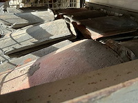 Oude handvorm pannen rood & zwart. dakmateriaal (500x) - afbeelding 8 van  9