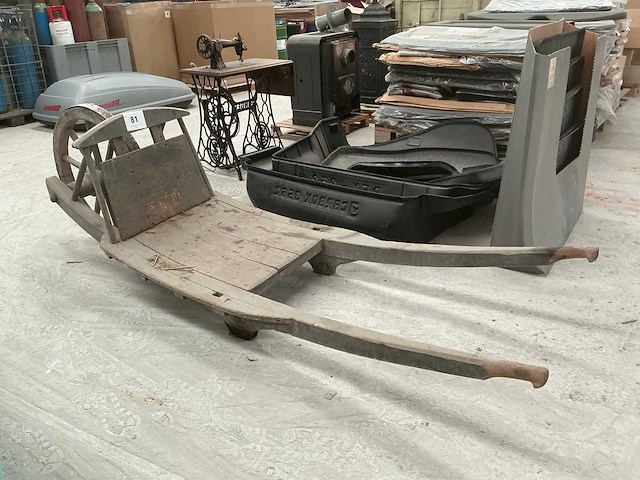 Oude hooiwagen - afbeelding 1 van  3