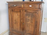 Oude houten halfhoge kast 2 deuren 2 laden, 2 flessen rode wijn jp chenet