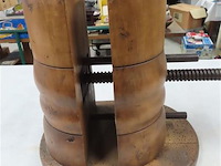 Oude houten hoedenmal - afbeelding 2 van  3