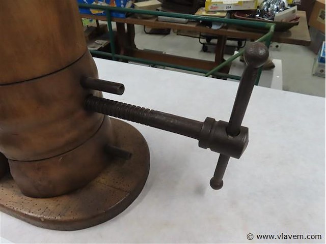 Oude houten hoedenmal - afbeelding 3 van  3