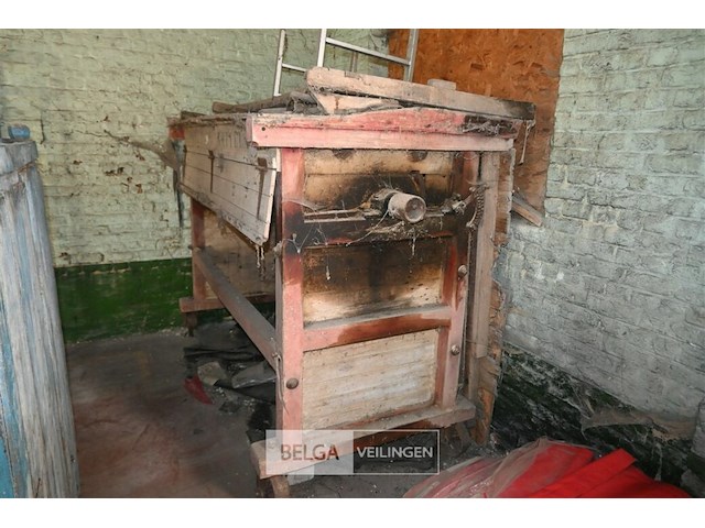 Oude houten landbouwmachine - afbeelding 1 van  6