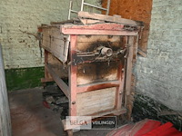 Oude houten landbouwmachine - afbeelding 1 van  6