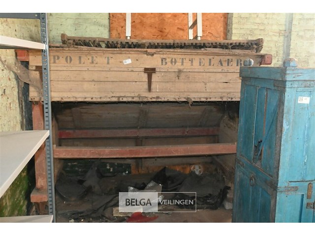 Oude houten landbouwmachine - afbeelding 2 van  6