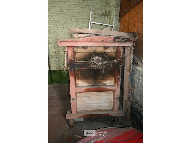 Oude houten landbouwmachine - afbeelding 6 van  6