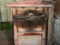 Oude houten landbouwmachine - afbeelding 6 van  6