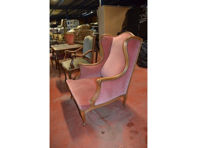 Oude houten tafel afm; 100x70x70, antieke wandtafel afm. 100x30x70, 2 clubzetels roze stoffen zit en rug, groen stoffen zetel met armleuning - afbeelding 3 van  17
