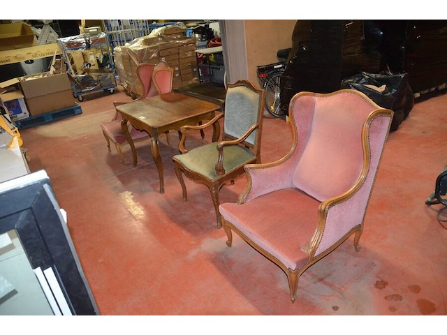 Oude houten tafel afm; 100x70x70, antieke wandtafel afm. 100x30x70, 2 clubzetels roze stoffen zit en rug, groen stoffen zetel met armleuning - afbeelding 1 van  17