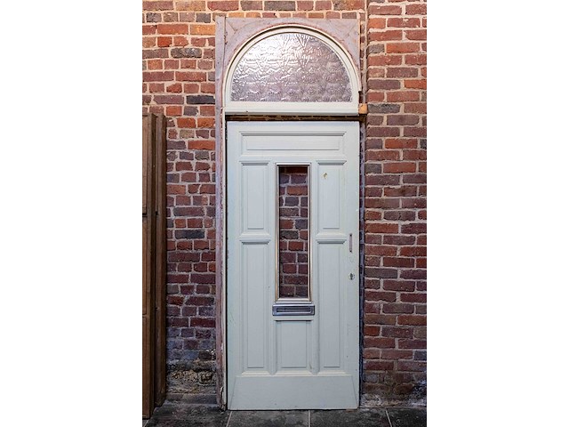 Oude houten voordeur met bovenstuk glas - afbeelding 1 van  2