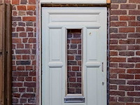 Oude houten voordeur met bovenstuk glas - afbeelding 1 van  2