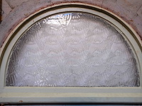 Oude houten voordeur met bovenstuk glas - afbeelding 2 van  2