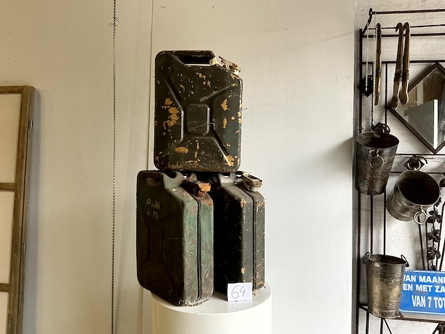 Oude jerrykannen (groen/grijs) - afbeelding 1 van  1