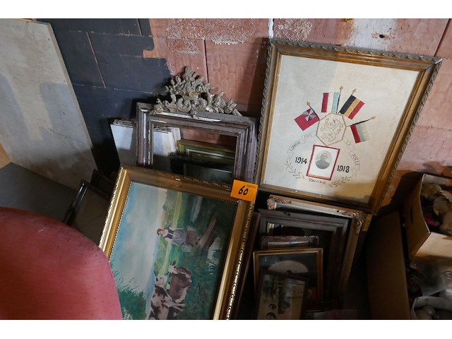 Oude kaders met schilderij en fotos - afbeelding 1 van  5