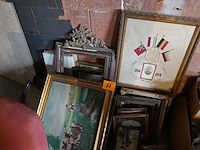 Oude kaders met schilderij en fotos - afbeelding 1 van  5