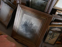 Oude kaders met schilderij en fotos - afbeelding 2 van  5