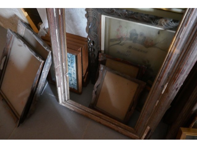 Oude kaders met schilderij en fotos - afbeelding 3 van  5
